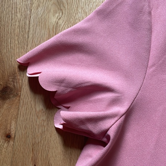 BANANA REPUBLIC || Scalloped Top in bright Guava Size Medium - Picture 2 of 8